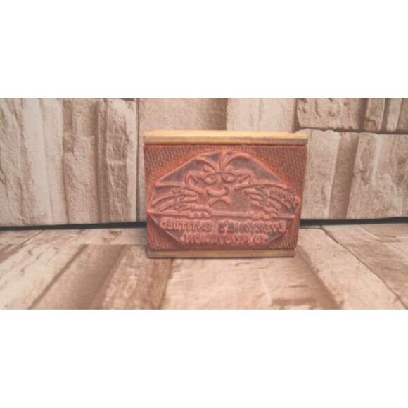 USED VINTAGE 1985 INK WOOD STAMP "EVERYONE'S ENTITLED TO MY OPINION." (2.25WIDE) - Picture 4 of 10